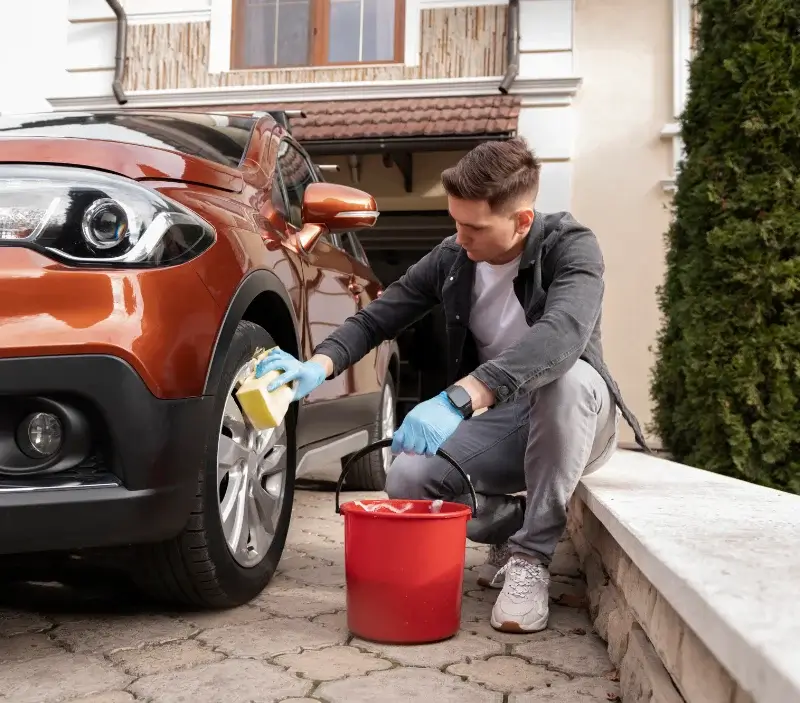 Lavage auto à domicile Tressignaux : professionnel intervenant sur un véhicule